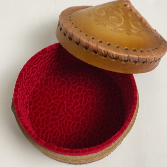 Leather Tooled Handmade Trinket Box Lid - Picture 8 of 16